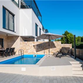 4 Bedroom Villa with Pool near Vodice town, Sibenik Riviera, sleeps 8